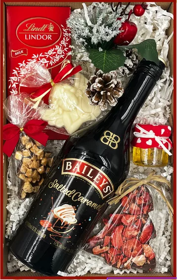 Świąteczny upominek z Baileys Salted Caramel, czekoladą Lindt i ozdobami.
